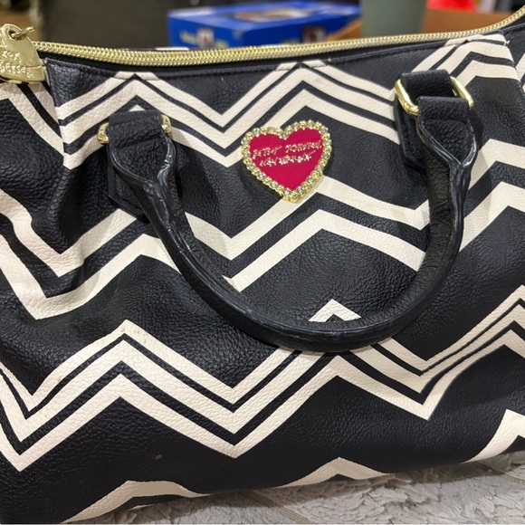 Betsey Johnson Black and White Chevron Crossbody Bag - Picture 2 of 12